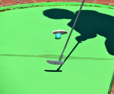人打高尔夫球和球洞的拍摄

